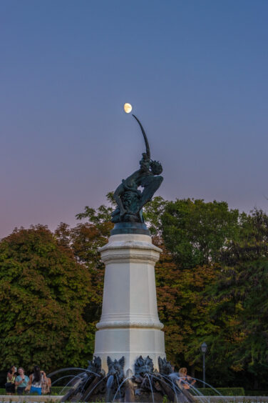 La luna expulsa a Lucifer